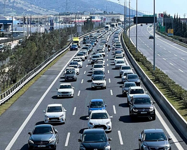 Αττική Οδός: Διαρροή λάσπης στις δεξιές λωρίδες στο ρεύμα προς Ελευσίνα – Μεγάλες καθυστερήσεις μετά την έξοδο Ηρακλείου