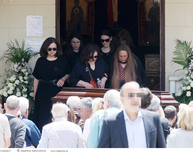 Αχιλλέας Θεοφίλου: Πλήθος καλλιτεχνών στην κηδεία του – «Ο μεγαλύτερος παραγωγός της Ελλάδας με ανεκτίμητο έργο, ήταν δικός μας άνθρωπος»