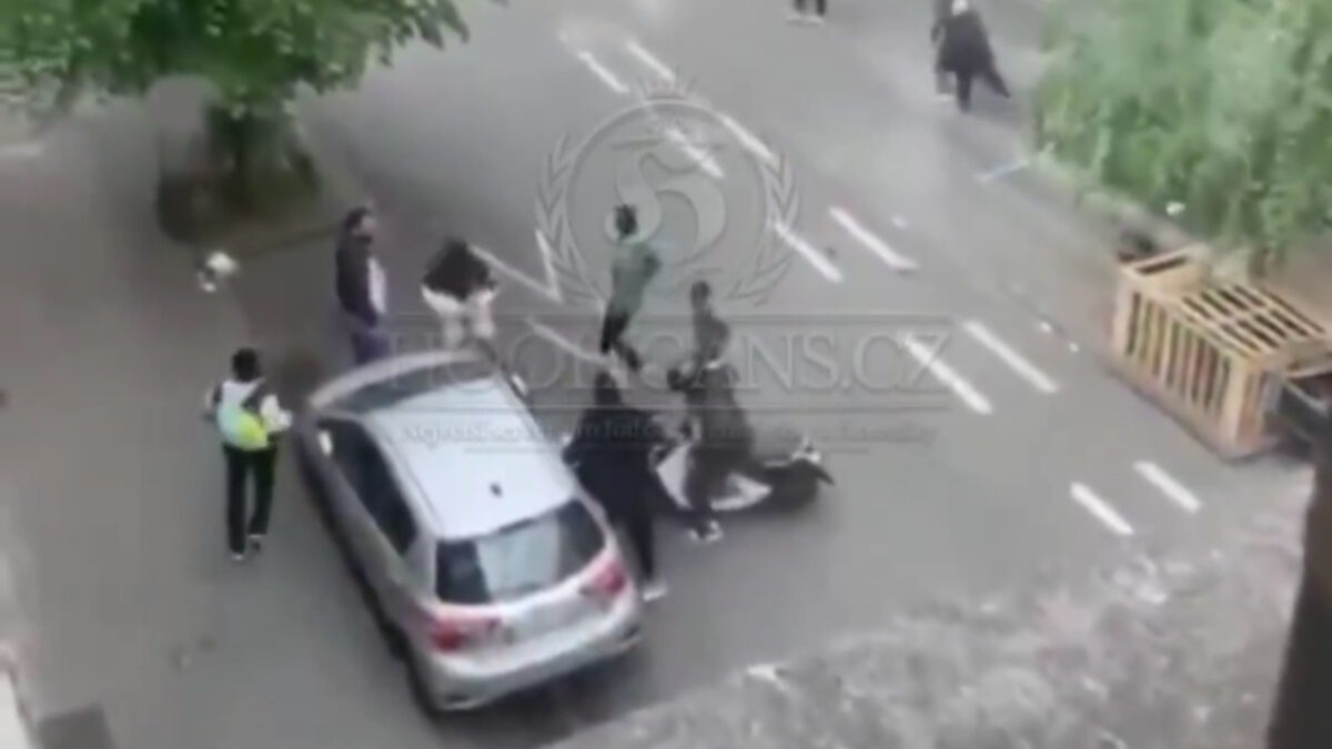 Σοκαριστικό βίντεο στο Βέλγιο: Οπαδός της Άντερλεχτ πατούσε με το μηχανάκι πεσμένο φίλο της Μπριζ