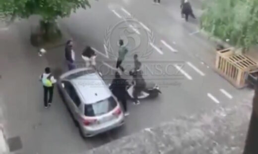 Σοκαριστικό βίντεο στο Βέλγιο: Οπαδός της Άντερλεχτ πατούσε με το μηχανάκι πεσμένο φίλο της Μπριζ