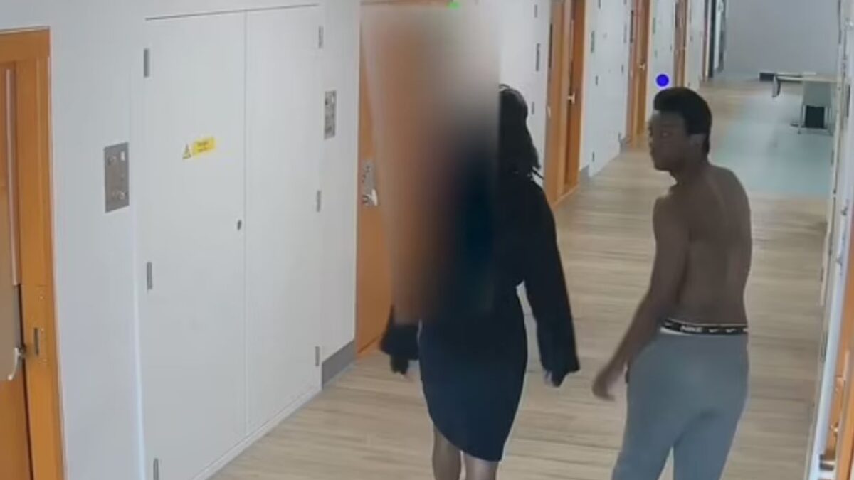 Οι δυο νεαροί φυλακισμένοι λίγο μετά τη δολοφονία συγκρατούμενού τους