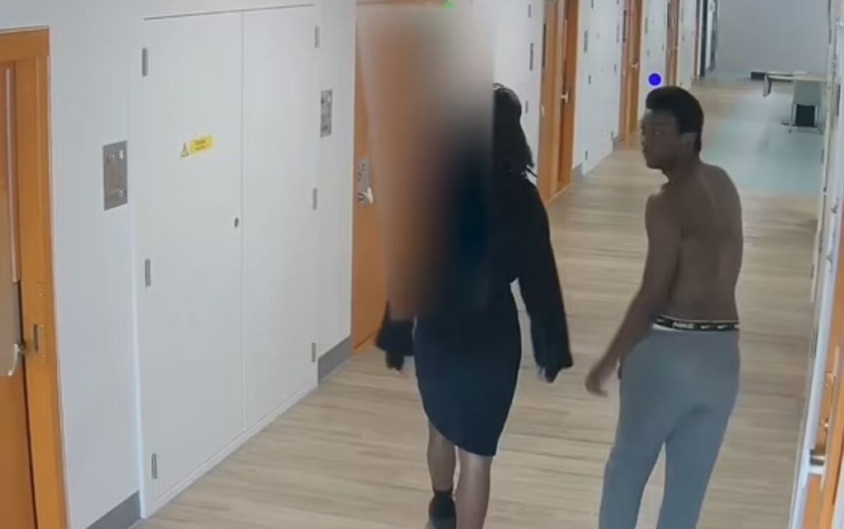 Οι δυο νεαροί φυλακισμένοι λίγο μετά τη δολοφονία συγκρατούμενού τους
