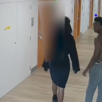 Οι δυο νεαροί φυλακισμένοι λίγο μετά τη δολοφονία συγκρατούμενού τους