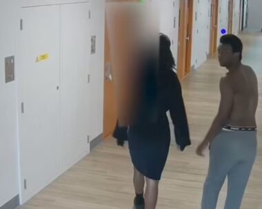 Οι δυο νεαροί φυλακισμένοι λίγο μετά τη δολοφονία συγκρατούμενού τους