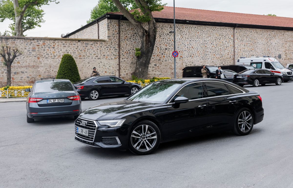 Cars get out of the palace dolma Bahce