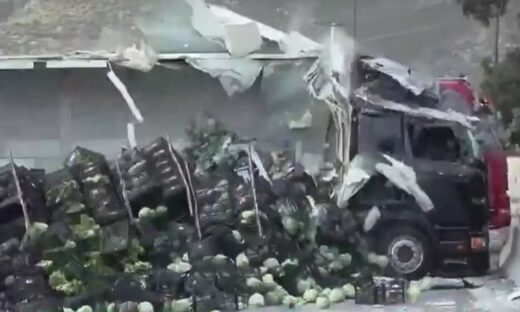 Μεγάλος όγκος από λαχανικά έπεσαν στο οδόστρωμα μετά την ανατροπή της νταλίκας