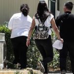 Στιγμιότυπο από τη μεταφορά της δημοσιογράφου στον ανακριτή