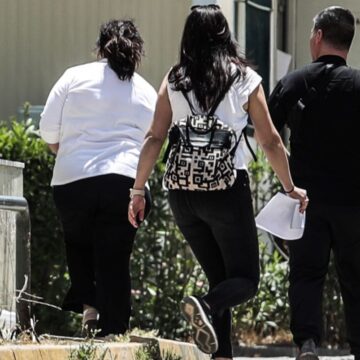 Στιγμιότυπο από τη μεταφορά της δημοσιογράφου στον ανακριτή