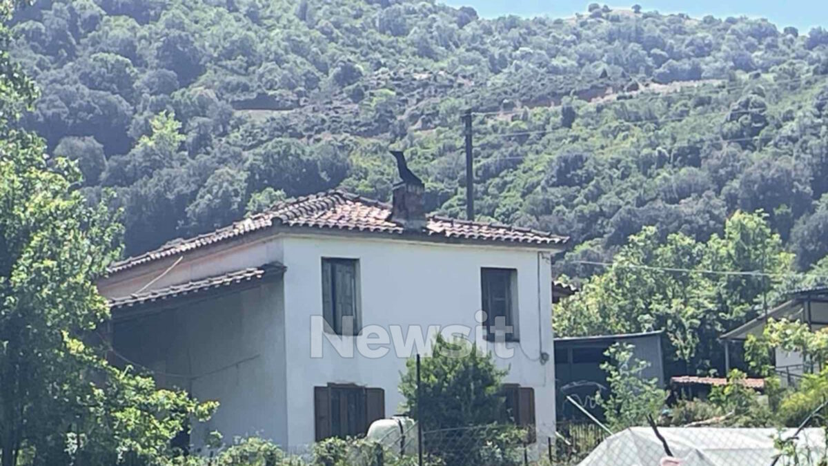 Το σπίτι όπου έμενε ο 67χρονος με τον 95χρονο πατέρα του στο Χαλκιόπουλο Αμφιλοχίας
