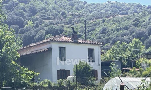 Το σπίτι όπου έμενε ο 67χρονος με τον 95χρονο πατέρα του στο Χαλκιόπουλο Αμφιλοχίας