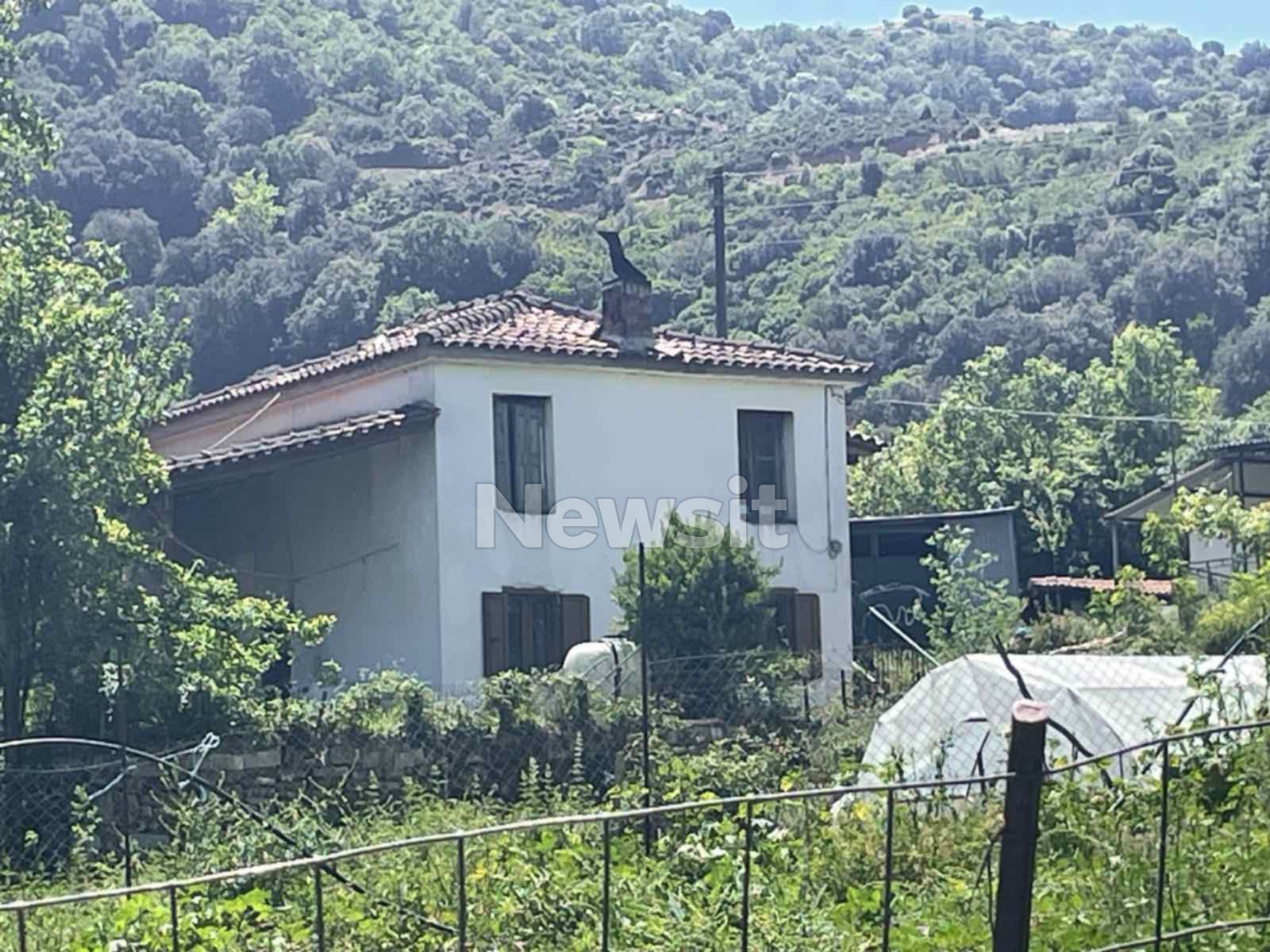Το σπίτι όπου έμενε ο 67χρονος με τον 95χρονο πατέρα του στο Χαλκιόπουλο Αμφιλοχίας
