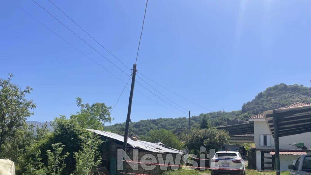 Περιπολικό έξω από το σπίτι όπου ο 67χρονος πρώην αστυνομικός ομολόγησε ότι σκότωσε τον 95χρονο πατέρα του