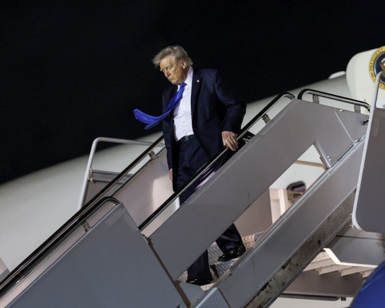 Ο Ντόναλντ Τραμπ παρήγγειλε ένα νέο Air Force One με χρυσή επένδυση, βελούδινα χαλιά και πολυτελείς σουίτες