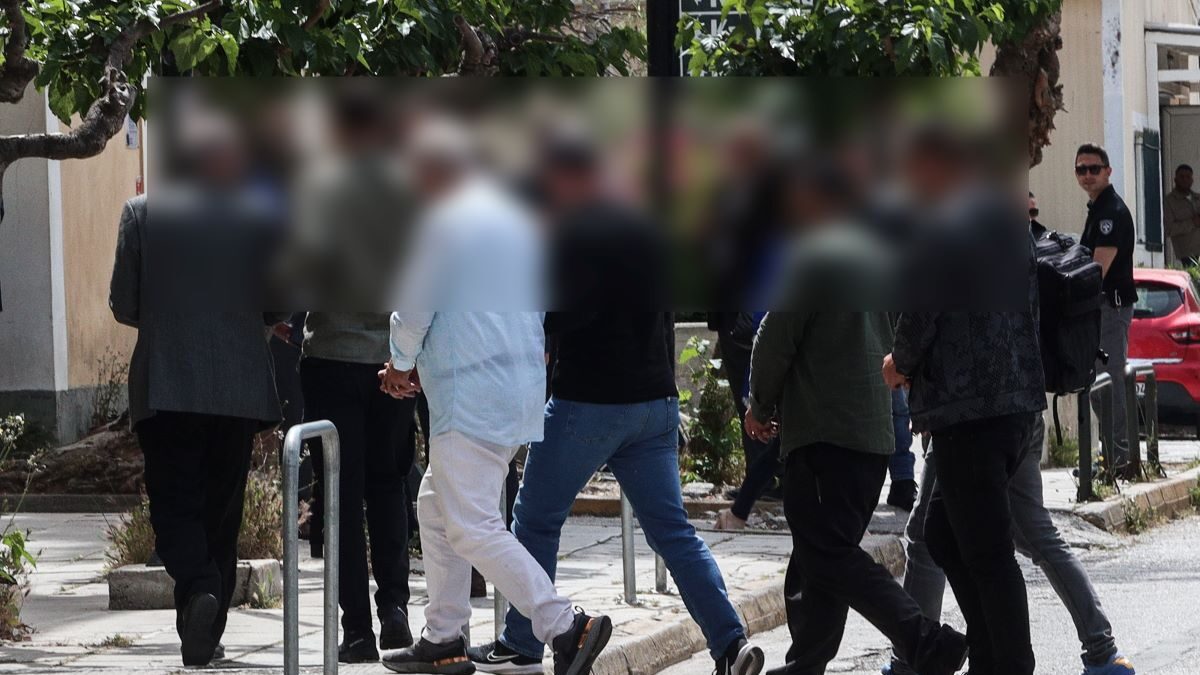 Οι συλληφθέντες κατά τη μεταφορά τους στην Εισαγγελία