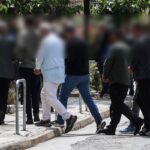 Οι συλληφθέντες κατά τη μεταφορά τους στην Εισαγγελία