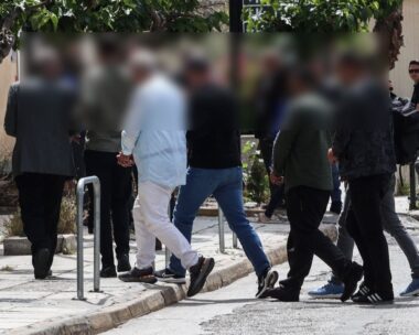 Οι συλληφθέντες κατά τη μεταφορά τους στην Εισαγγελία