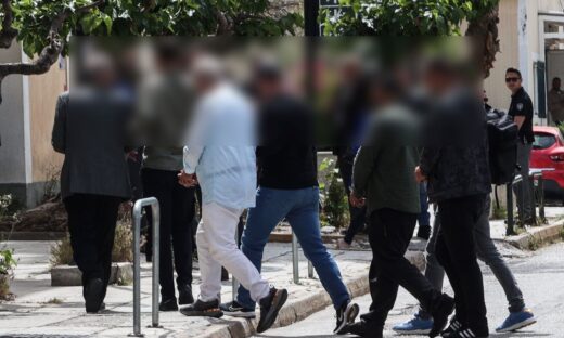 Οι συλληφθέντες κατά τη μεταφορά τους στην Εισαγγελία