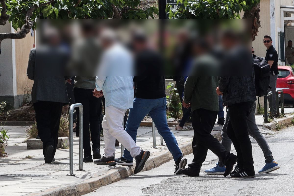 Οι συλληφθέντες κατά τη μεταφορά τους στην Εισαγγελία