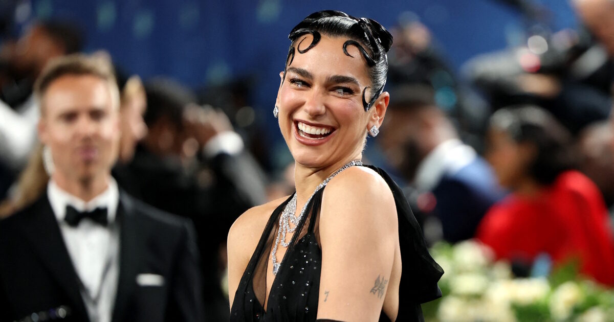 Met Gala 2025: Οι εμφανίσεις που ξεχώρισαν στο μπλε χαλί – Κοστούμια με πιάνο, πούπουλα και τουαλέτες με ουρά 5 μέτρων