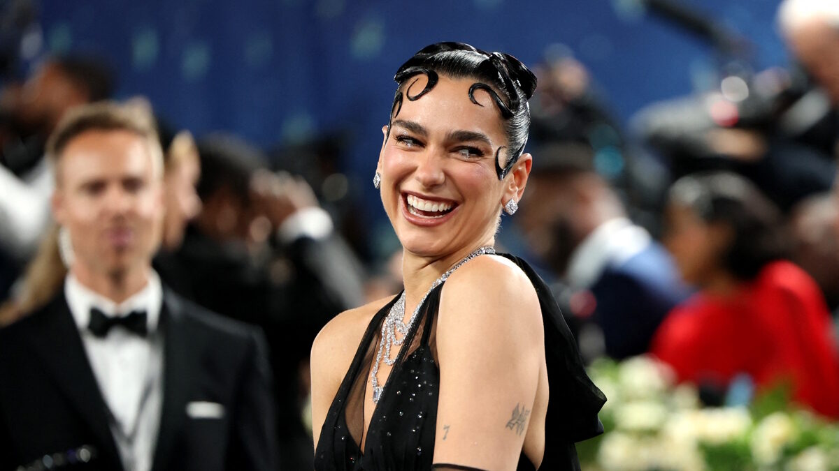 H Dua Lipa στο μπλε χαλί του Met Gala
