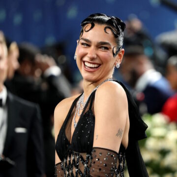 H Dua Lipa στο μπλε χαλί του Met Gala