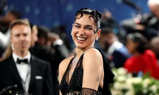 H Dua Lipa στο μπλε χαλί του Met Gala