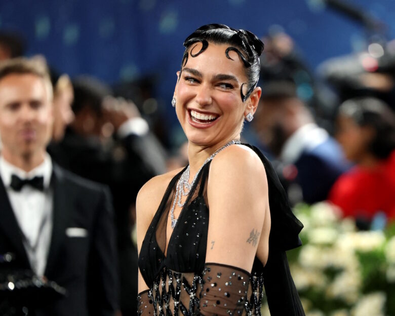 Met Gala 2025: Οι εμφανίσεις που ξεχώρισαν στο μπλε χαλί – Κοστούμια με πιάνο, πούπουλα και τουαλέτες με ουρά 5 μέτρων