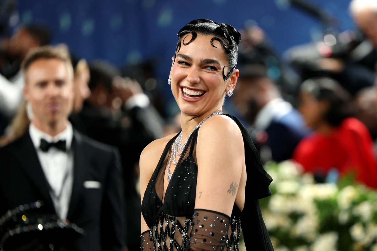 H Dua Lipa στο μπλε χαλί του Met Gala
