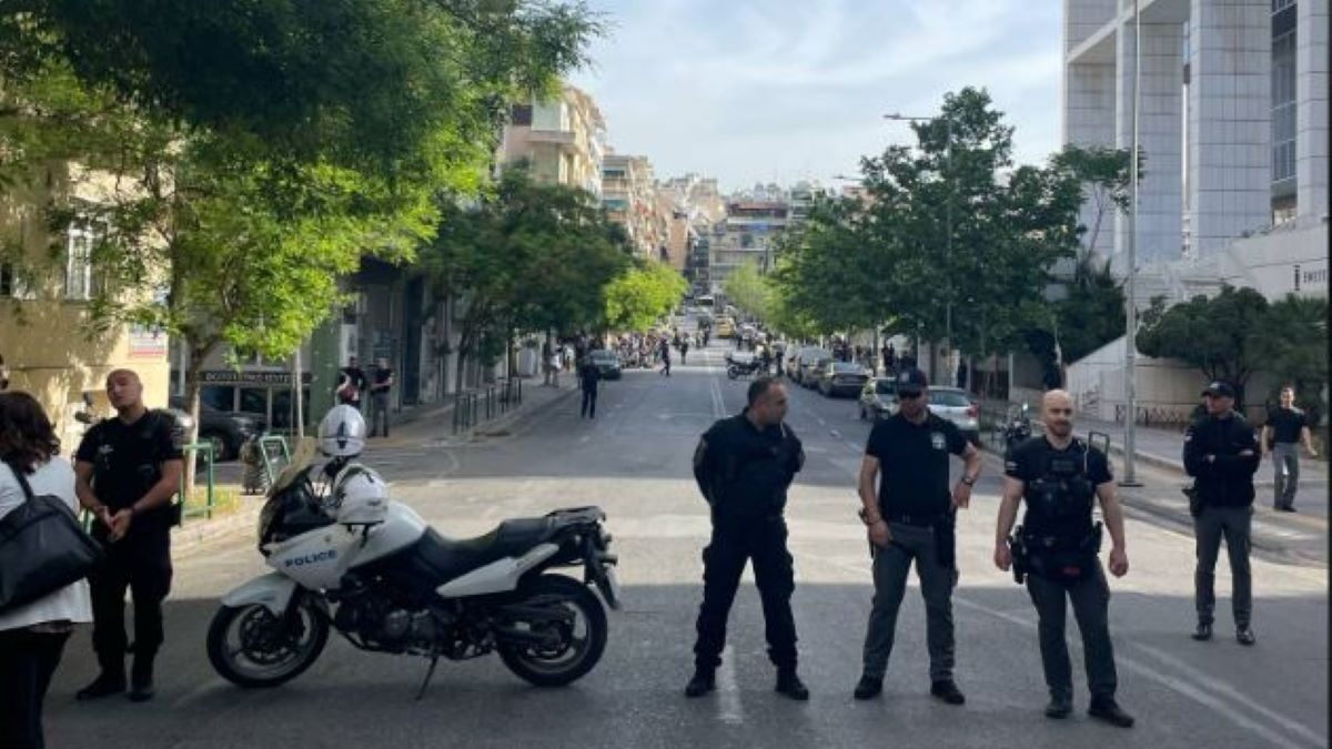 Αστυνομικοί μπροστά από το Εφετείο λόγω τηλεφωνήματος για βόμβα