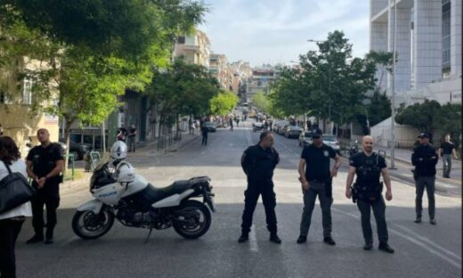 Αστυνομικοί μπροστά από το Εφετείο λόγω τηλεφωνήματος για βόμβα