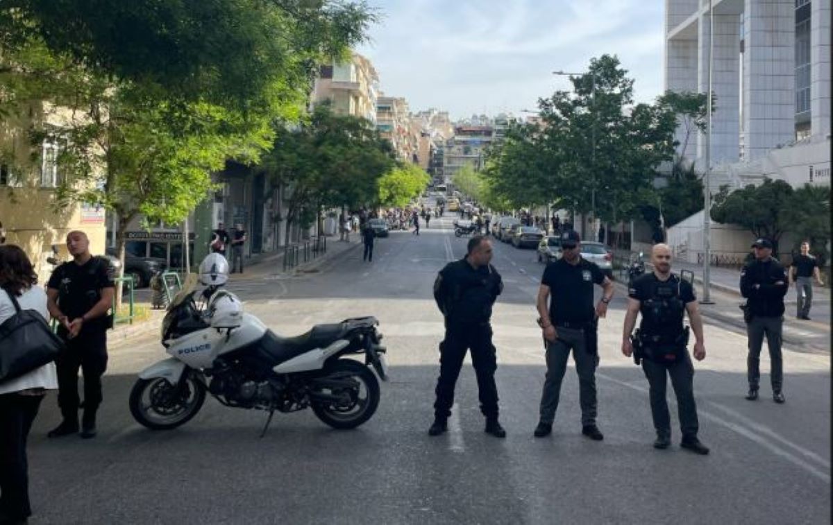 Αστυνομικοί μπροστά από το Εφετείο λόγω τηλεφωνήματος για βόμβα