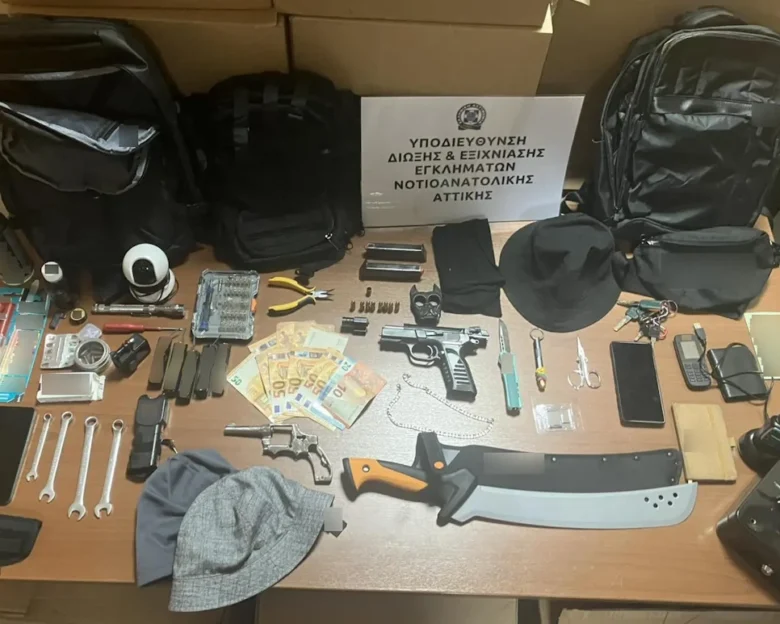 Χειροπέδες σε 26χρονο για κλοπές χρηματοκιβωτίων από εταιρεία στη Γλυφάδα – Τι βρήκαν οι αστυνομικοί