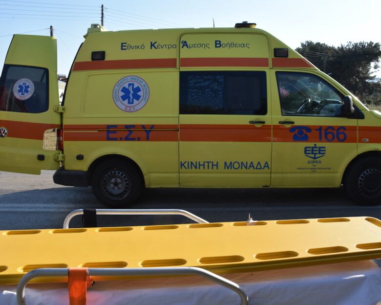 Ραφήνα: Τροχαίο στη Λεωφόρο Μαραθώνος με δύο τραυματίες μετά από σύγκρουση μηχανής με αυτοκίνητο