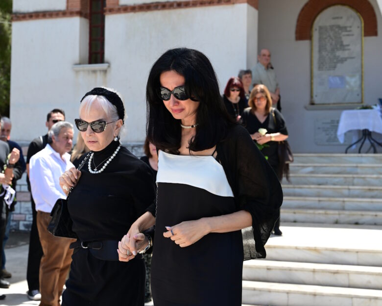Νίκος Γαλανός: Συντετριμμένη η σύντροφός του, Έλενα Σαγανά, στην κηδεία του ηθοποιού