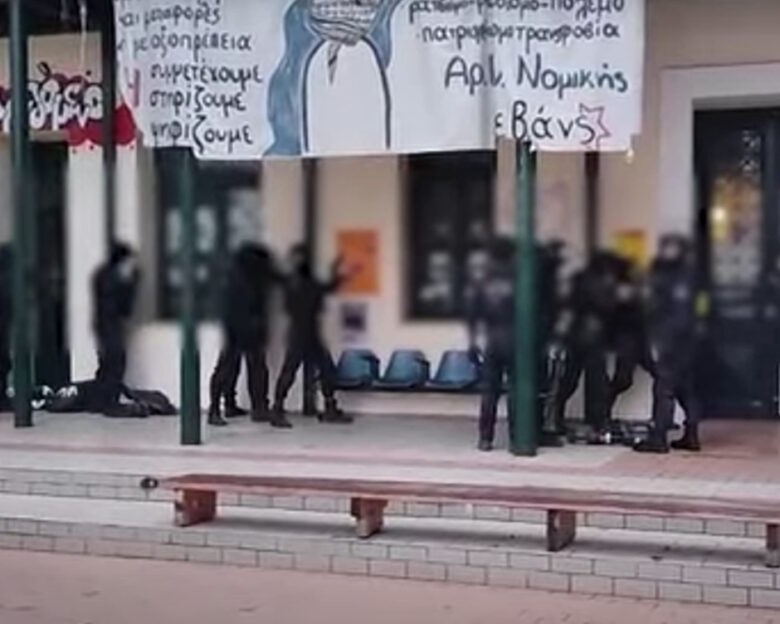 Η επιχείρηση της αστυνομίας στη Νομική – Βίντεο από τις έρευνες στο εσωτερικό του κτιρίου