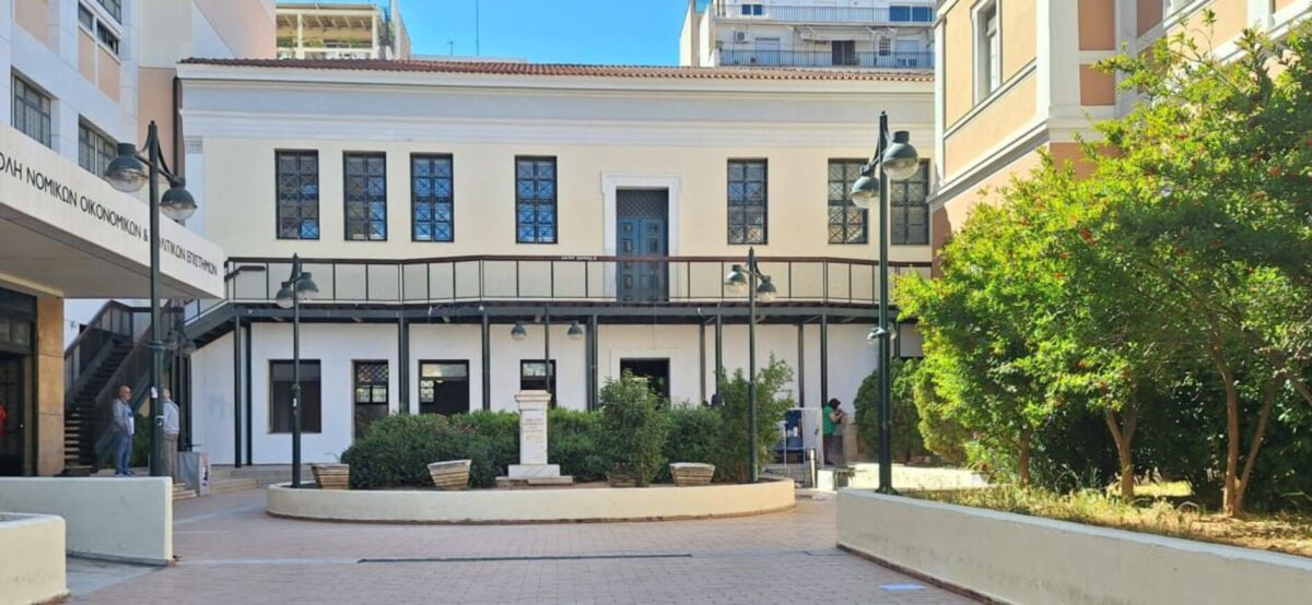 Φωτογραφία μετά από την απομάκρυνση πανό και γκράφιτι από τη Νομική Σχολή