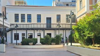 Φωτογραφία μετά από την απομάκρυνση πανό και γκράφιτι από τη Νομική Σχολή