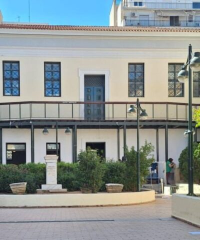 Φωτογραφία μετά από την απομάκρυνση πανό και γκράφιτι από τη Νομική Σχολή