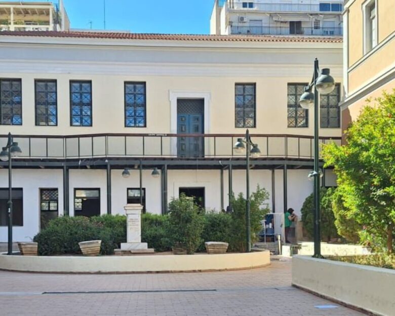 Νομική Σχολή: Απομάκρυναν γκράφιτι και πανό – Βίντεο από τις εργασίες καθαρισμού