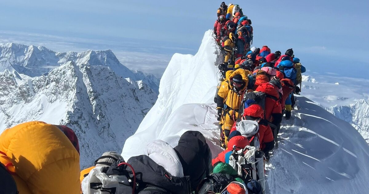 From the movement he did not even escape Everest: climbers to rise to the top of 8,849 meters