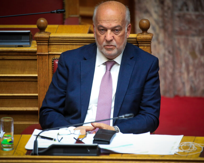 Πολιτικό ροντέο στη Βουλή μεταξύ Φλωρίδη – Βελόπουλου με φόντο το πόρισμα Καρώνη