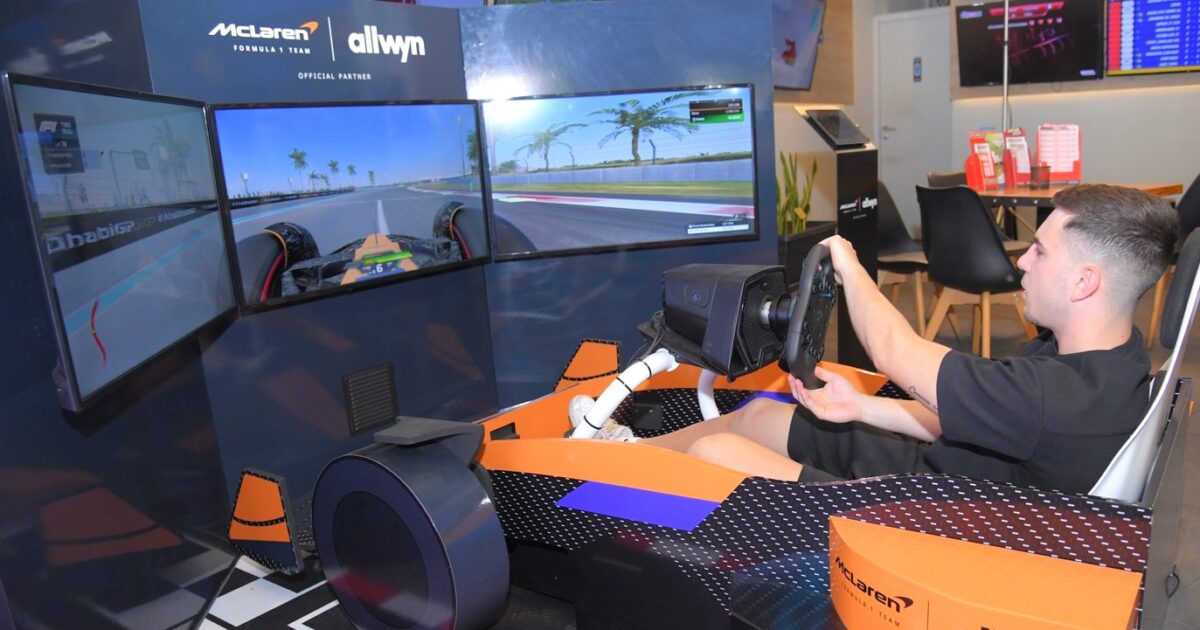 McLaren F1 Corners στα καταστήματα ΟΠΑΠ – Αυθεντική εμπειρία Formula 1 μέσα από τον προσομοιωτή της ομάδας McLaren F1