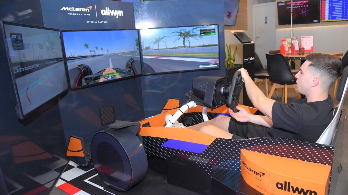 McLaren F1 Corners στα καταστήματα ΟΠΑΠ – Αυθεντική εμπειρία Formula 1 μέσα από τον προσομοιωτή της ομάδας McLaren F1