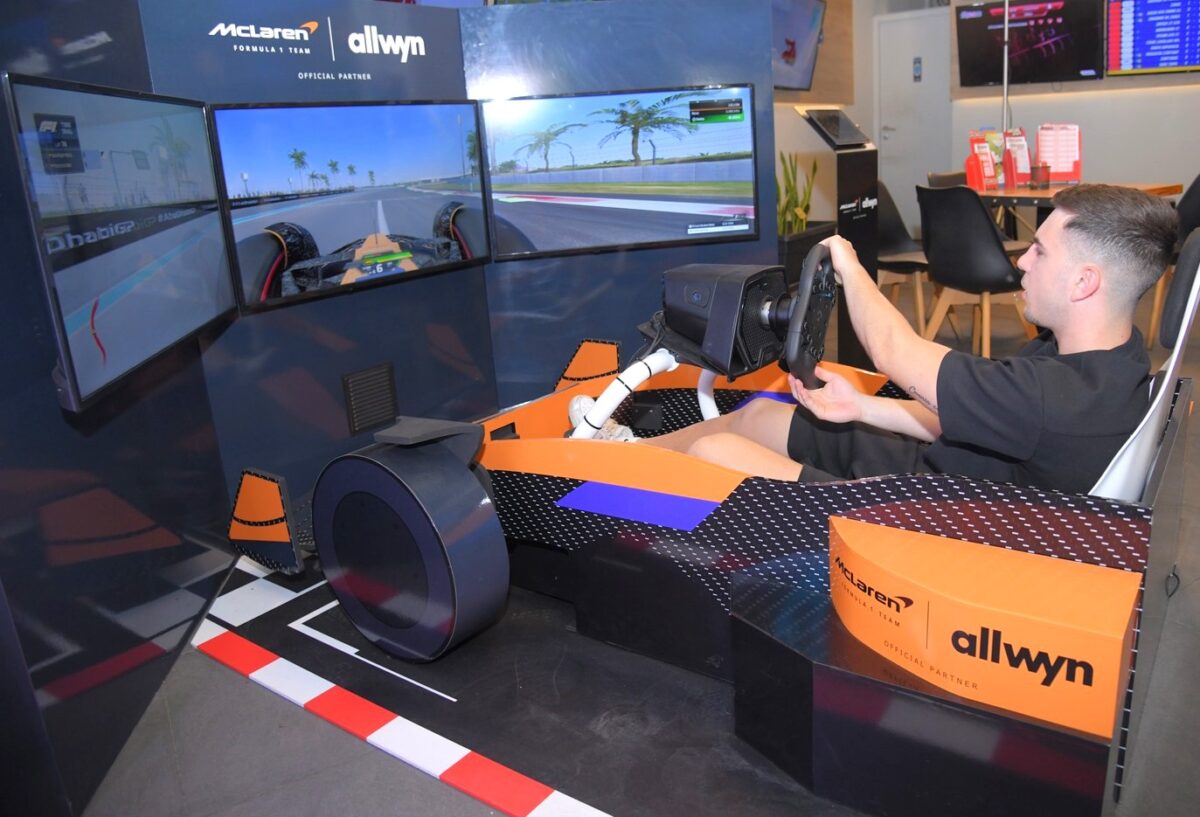 McLaren F1 Corners στα καταστήματα ΟΠΑΠ – Αυθεντική εμπειρία Formula 1 μέσα από τον προσομοιωτή της ομάδας McLaren F1