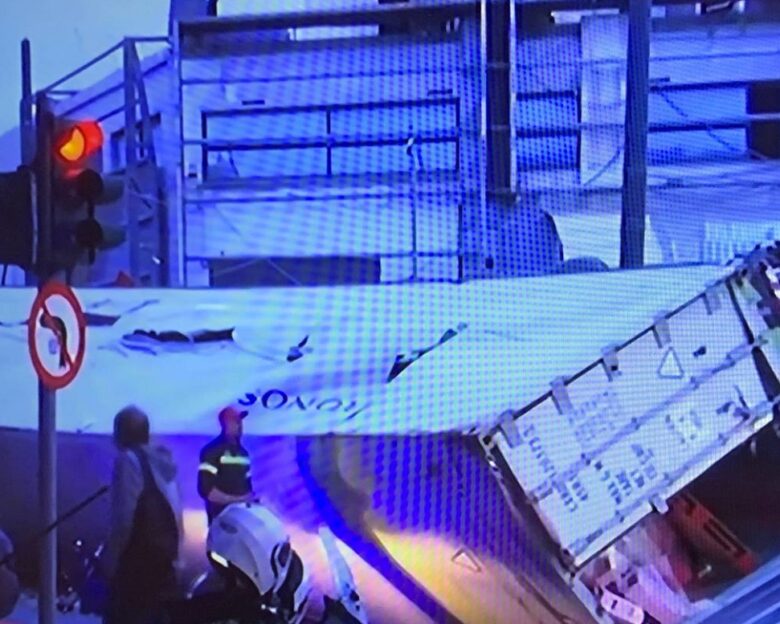 Φορτηγό έπεσε από γέφυρα της Πέτρου Ράλλη και κατέληξε στη Θηβών – Δύο τραυματίες