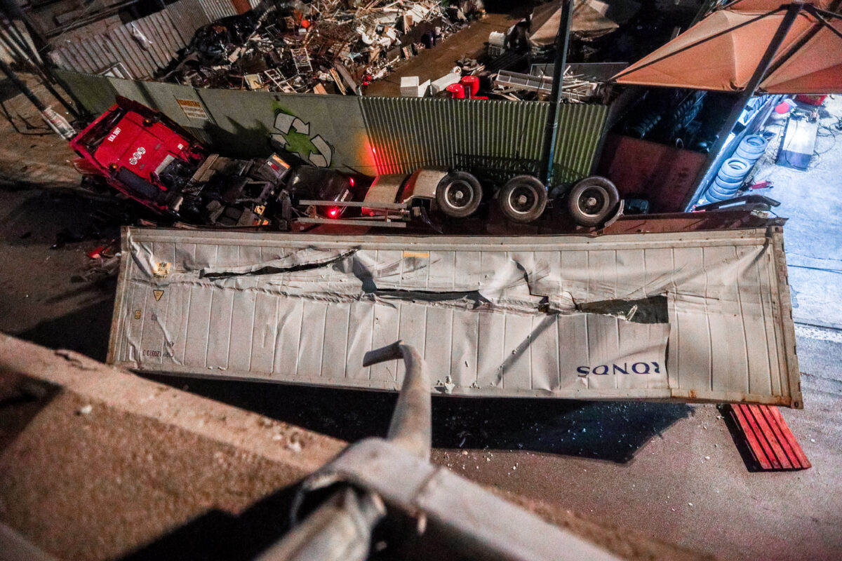 Φορτηγό έπεσε από τη γέφυρα στην Πέτρου Ράλλη στη Λ. Θηβών