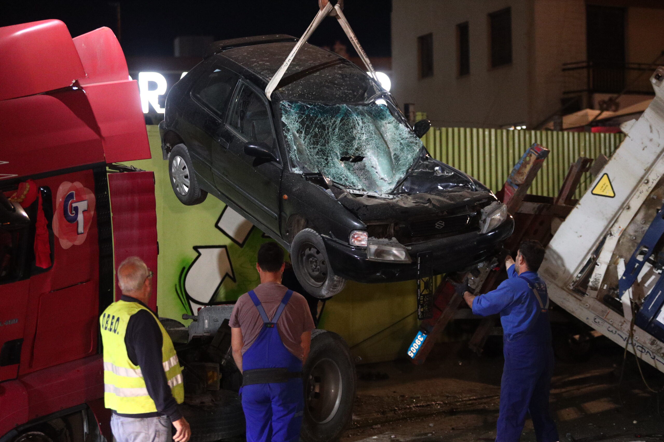 Φορτηγό έπεσε από τη γέφυρα στην Πέτρου Ράλλη  στη Λ. Θηβών 