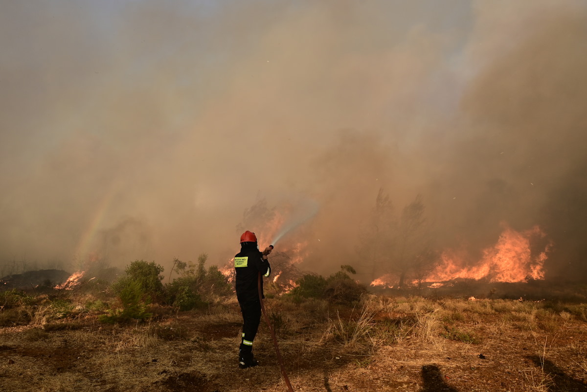 Ένας πυροσβέστης κατά τη διάρκεια κατάσβεσης φωτιάς