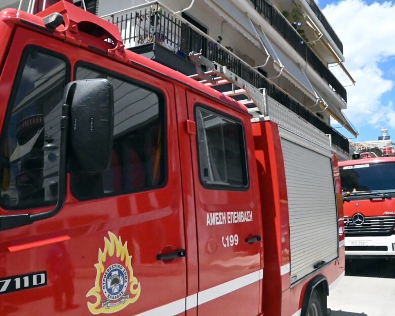 Θεσσαλονίκη: Φωτιά σε δύο απορριμματοφόρα σε πάρκινγκ στην Πυλαία