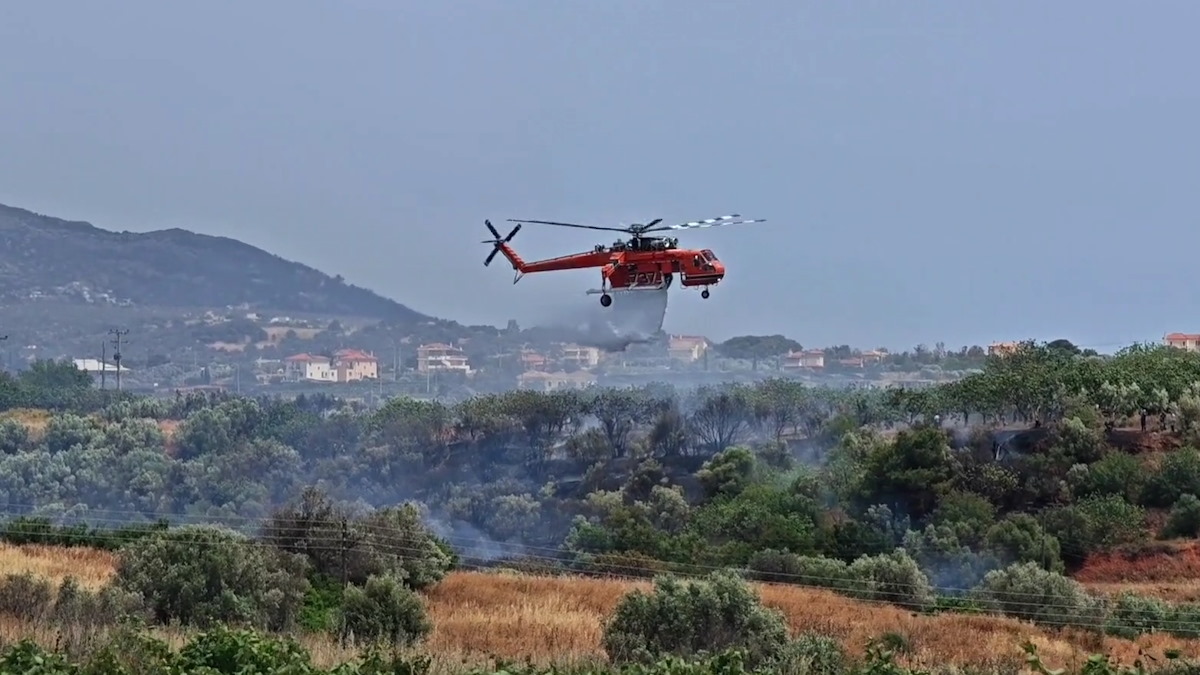 Ελικόπτερο της Πυροσβεστικής επιχειρεί σε φωτιά